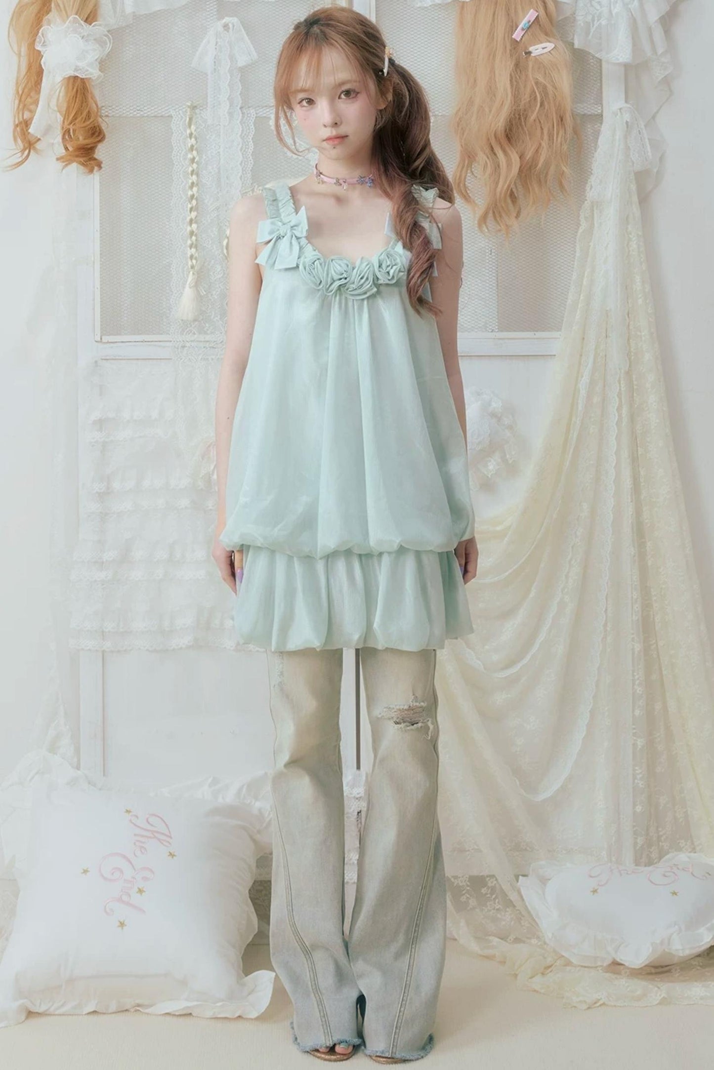 Robe en dentelle à pétales cachés
