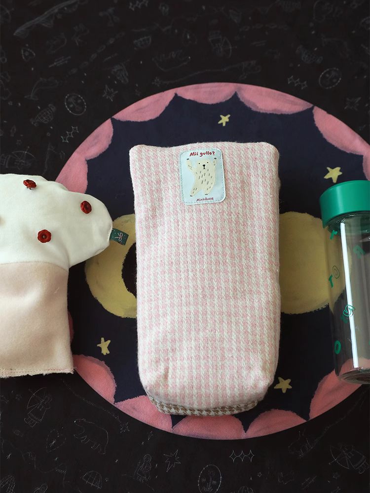 새들은 북극곰 물병 가방을 확인합니다.