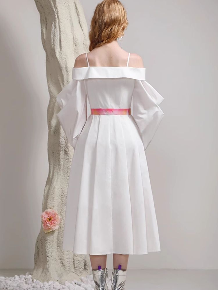 Ein schulterfreies, dünnes, langes Kleid