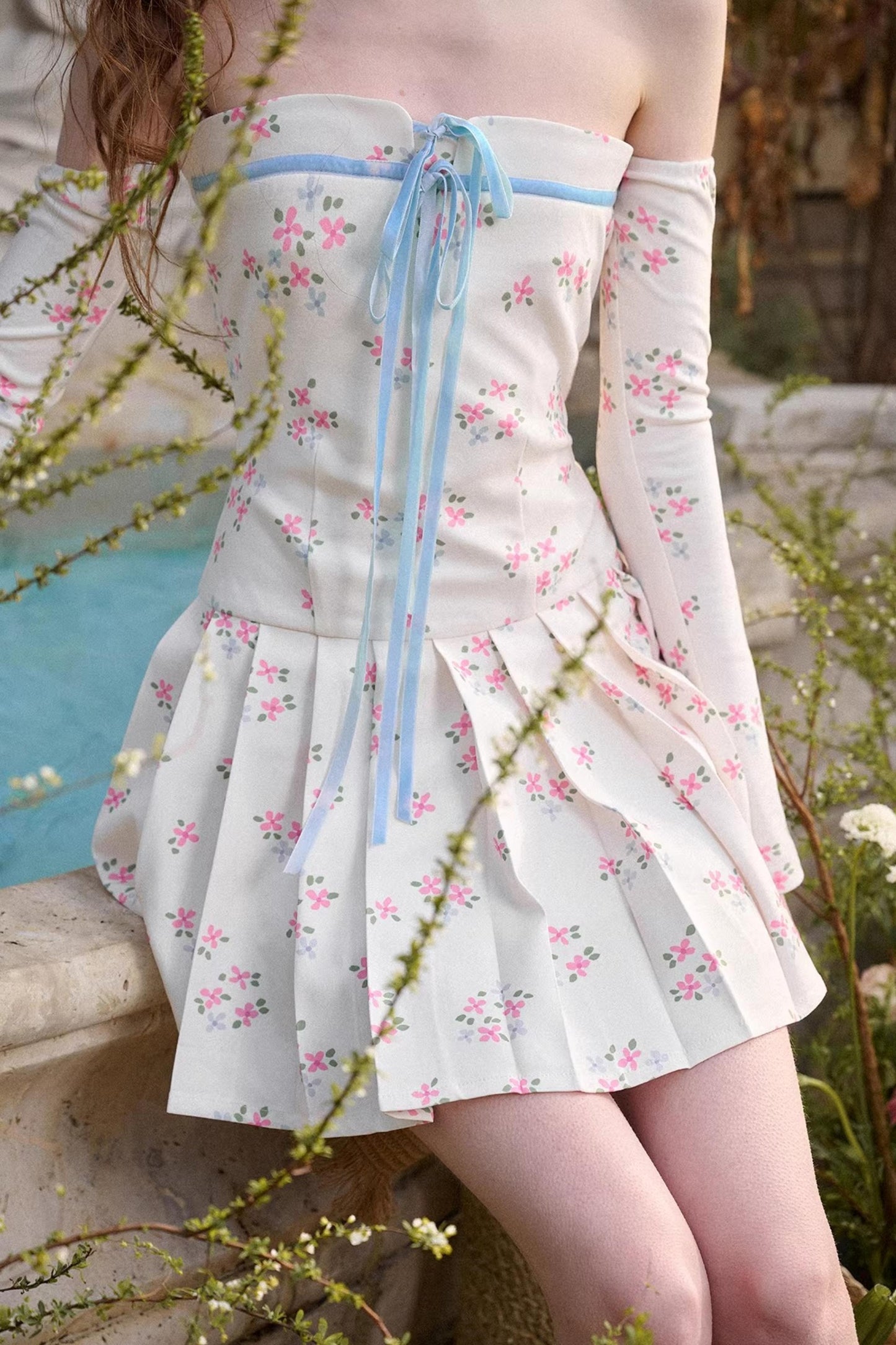 Blaues Samt-Blumenbandkleid