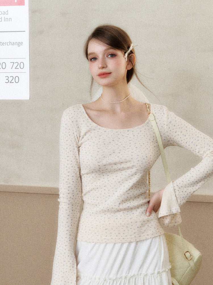 작은 꽃무늬 안에 있는 티셔츠