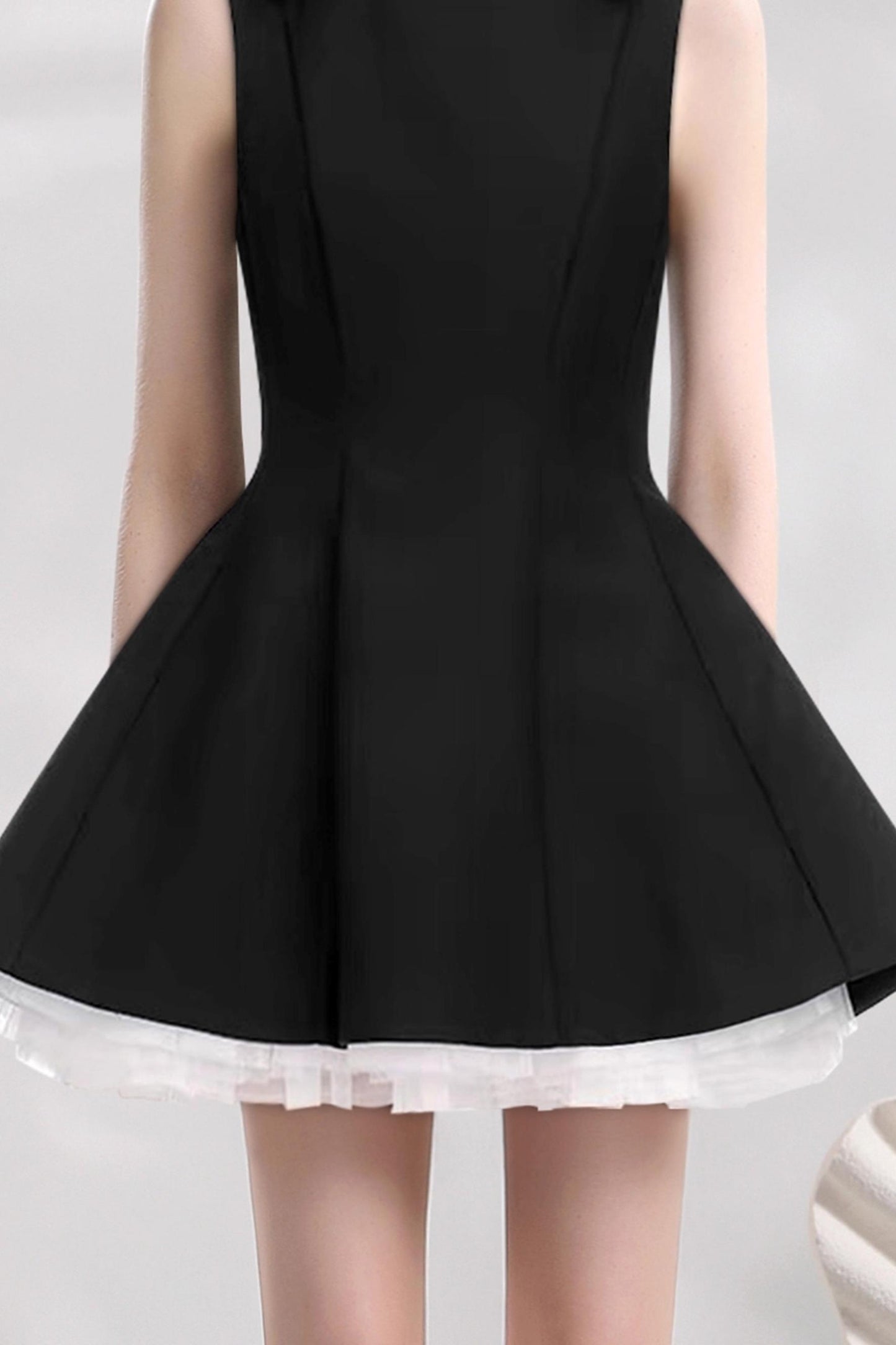 Ärmelloses, schwarzes Kleid