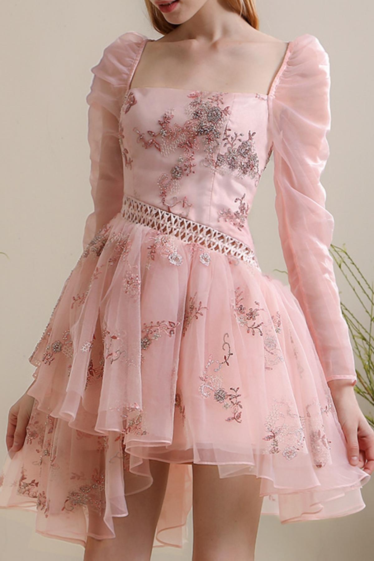 Rosa Kleid mit quadratischem Ausschnitt