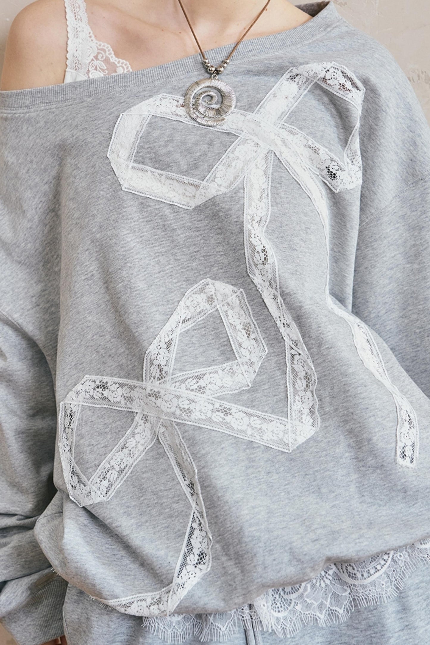 Eleganter schräger Schulterpullover