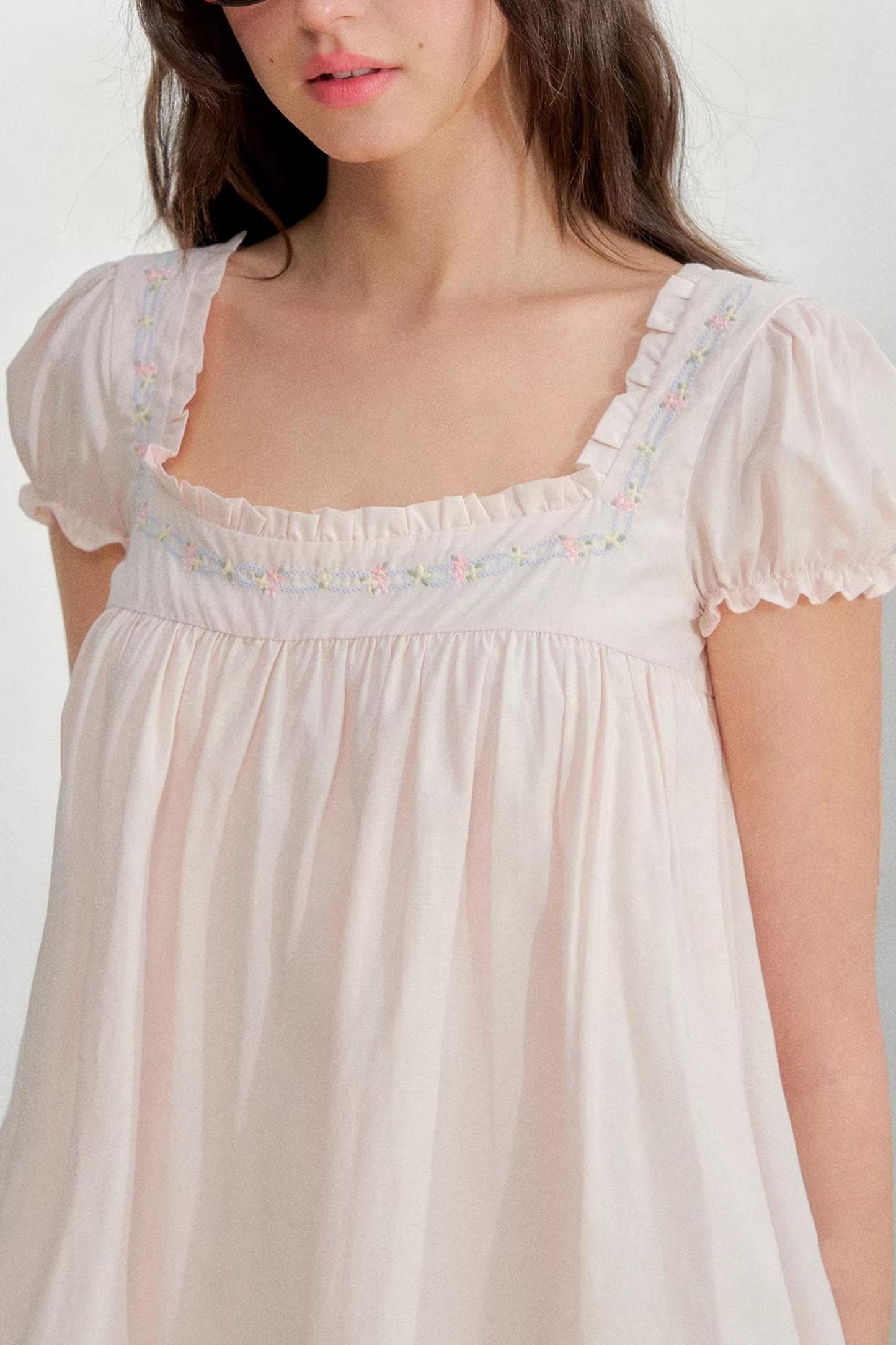 Quadratisches, besticktes Puppenkleid