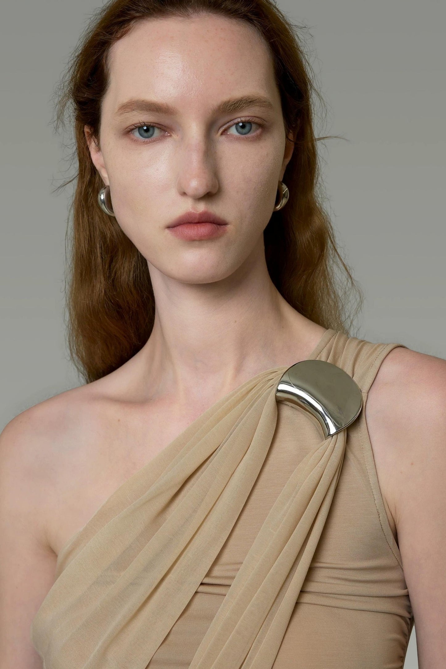 Schulterfreies Kleid mit Schleife