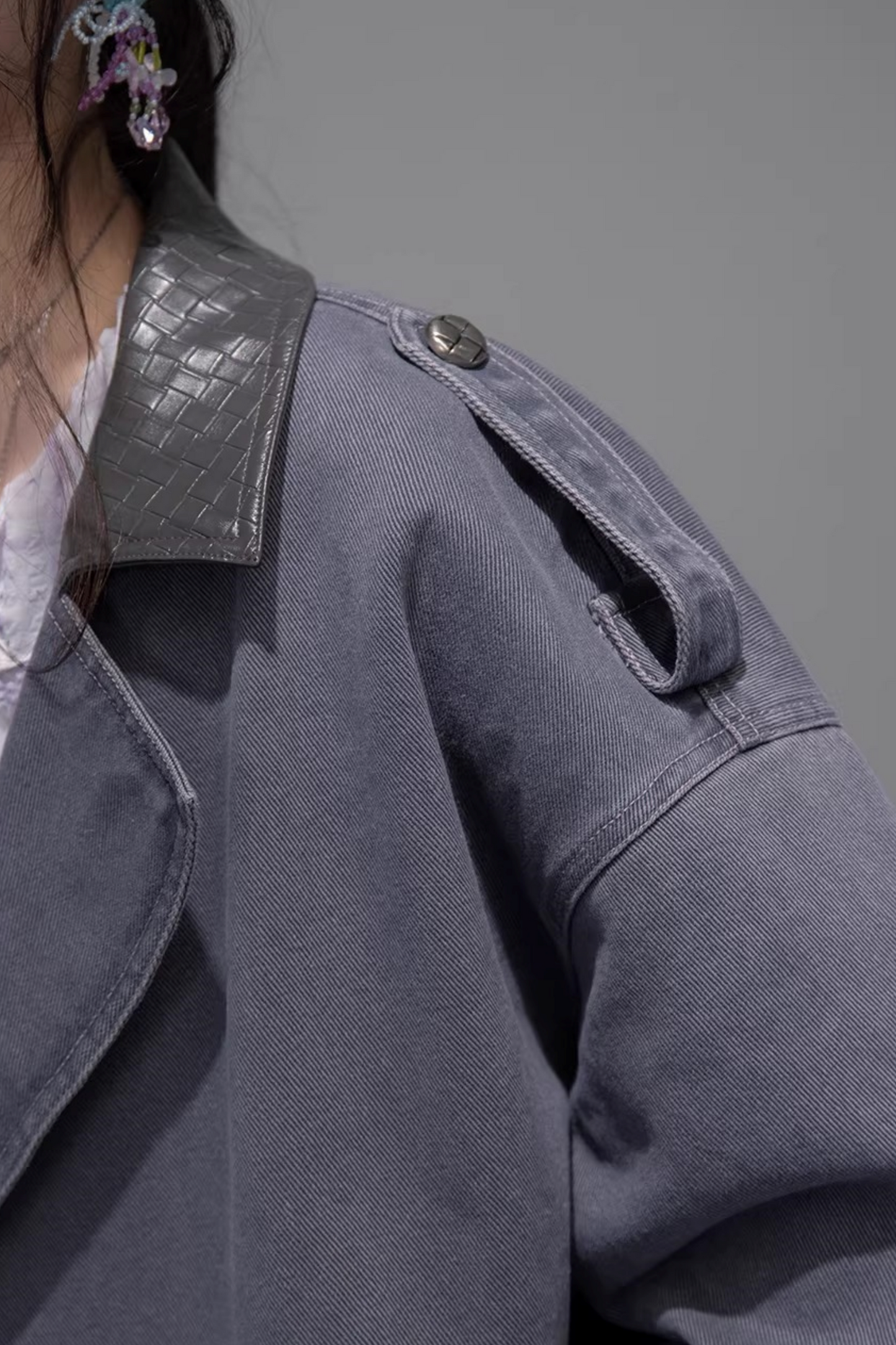 Tintengraue Distressed-Jeansjacke