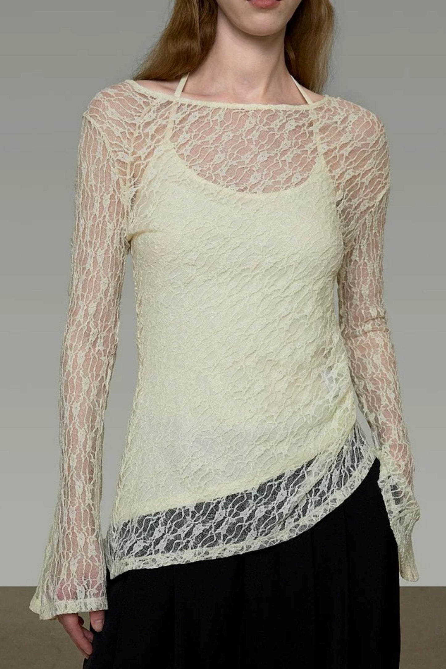 Blusa elegante in pizzo con spalline