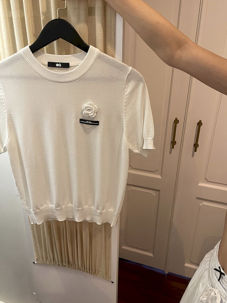 Blumenverzierte T-Shirt mit kurzen Ärmeln aus Tencel-Strick