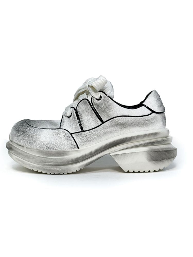 Weiße, gealterte Sportschunky-Schuhe aus gewaschenem Leder