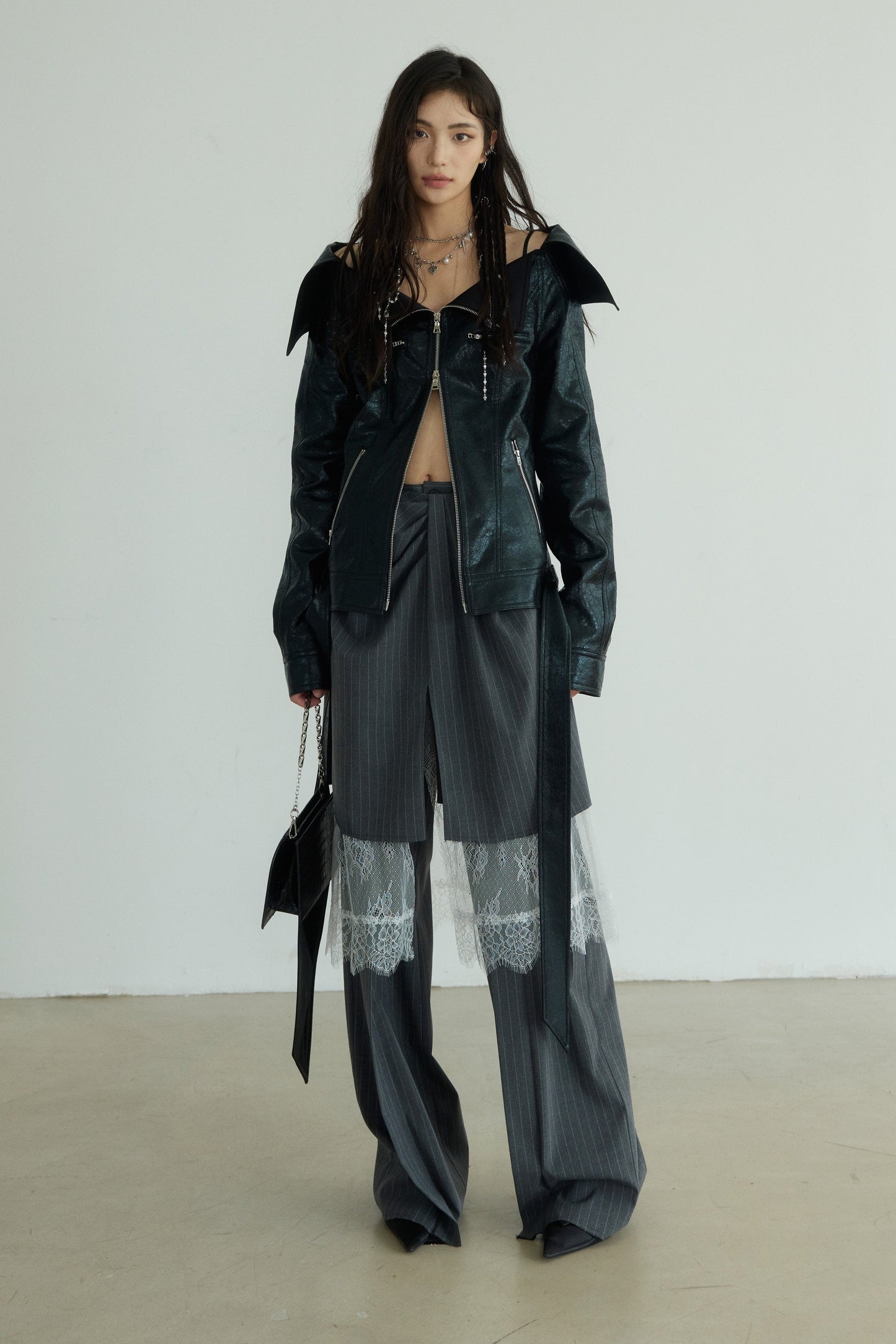 어두운 대형 라펠 좁은 PU 탑