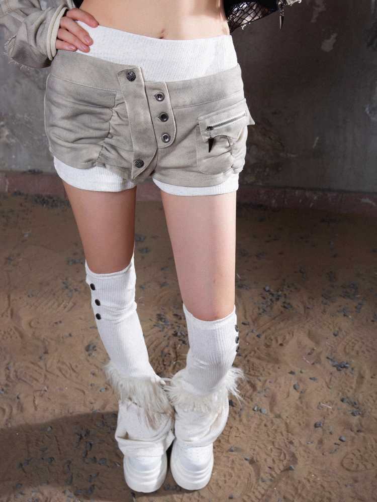 Tief sitzende Shorts und Punk-Beinwärmer