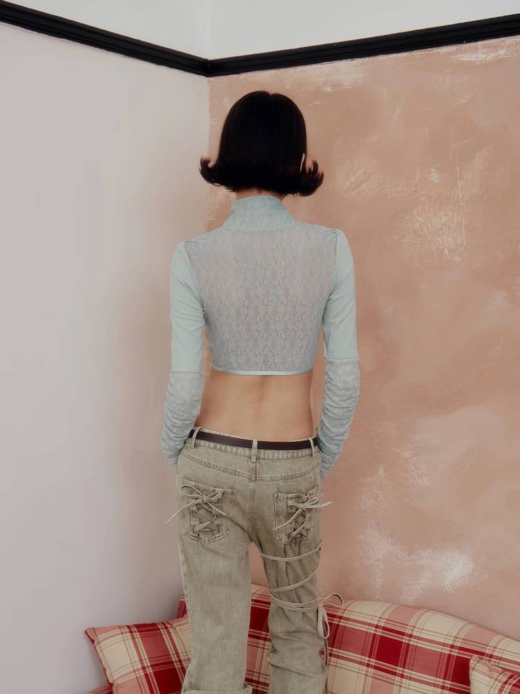 Schlanke heiße Mädchen mit kurzem Top