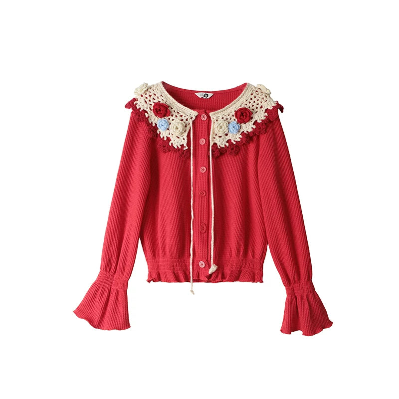 Gehäkelte Strickjacke mit floraler Kamelie