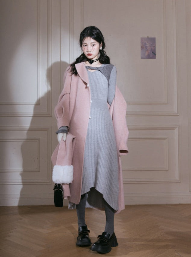 Dreidimensionales Sweaterkleid mit verdrehtem Ausschnitt