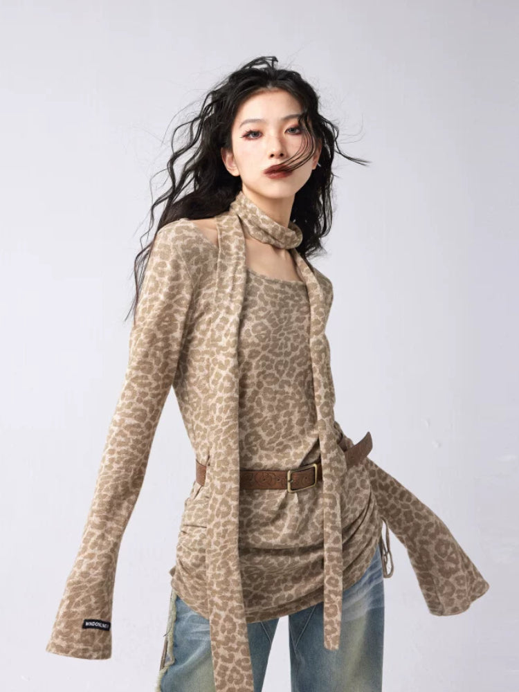 Leopardenmuster-Schal und ein Schulter-Pullover