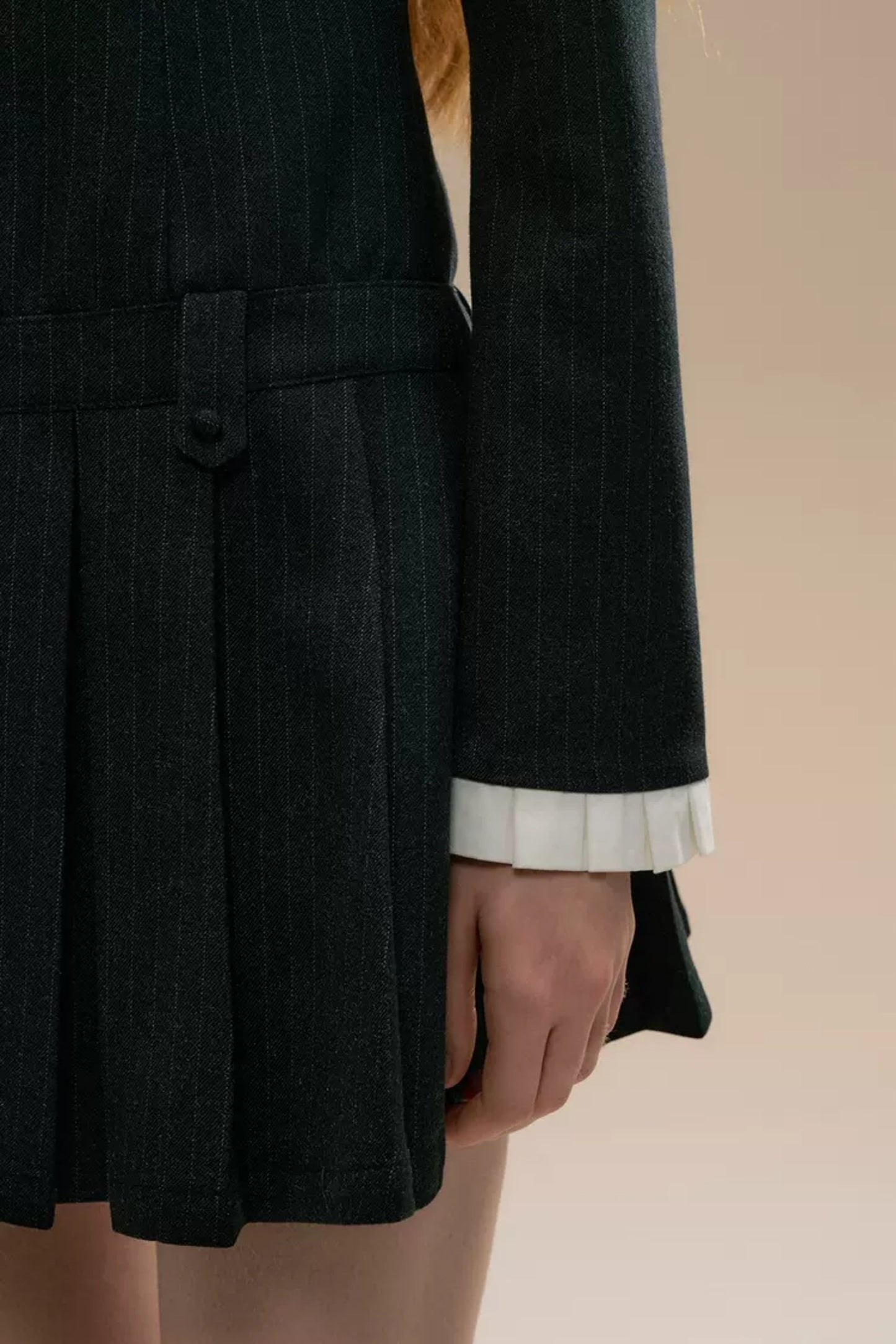 Dunkelgraues College-Faltenkleid