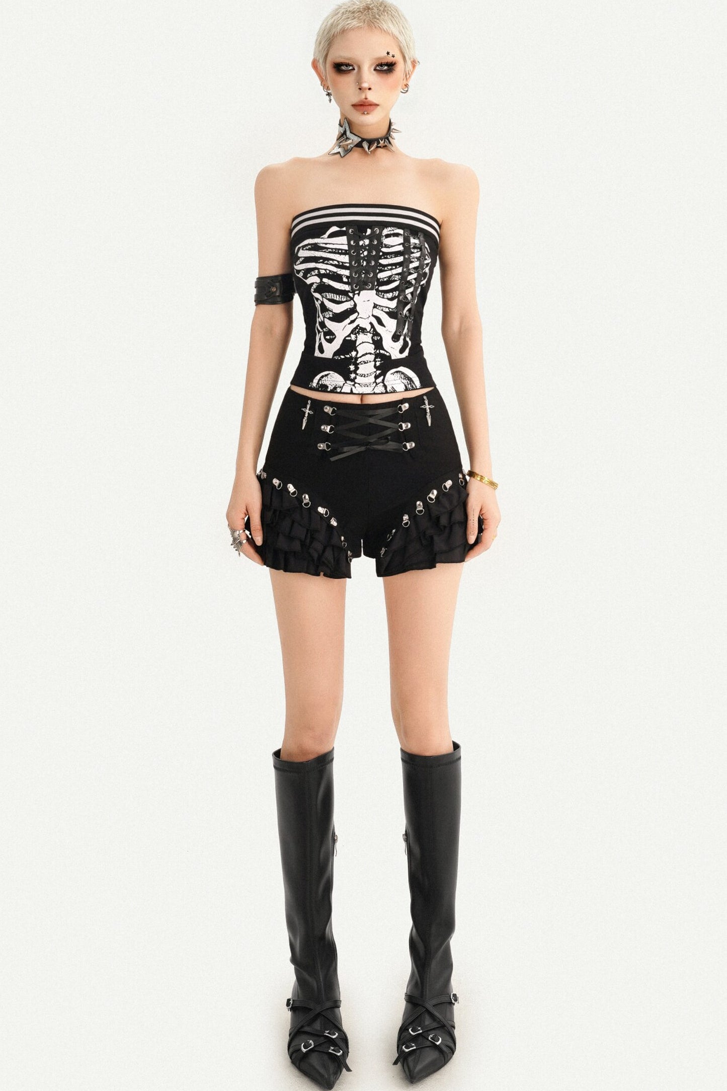 Short noir punk à lacets et volants