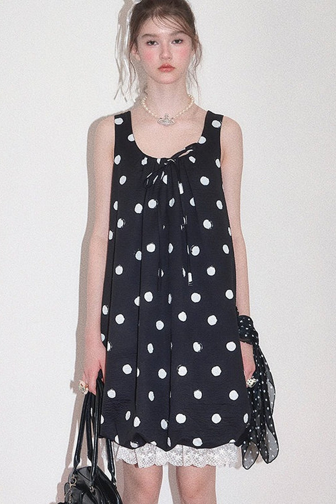 Schwarzes ärmelloses Kleid mit Punkten