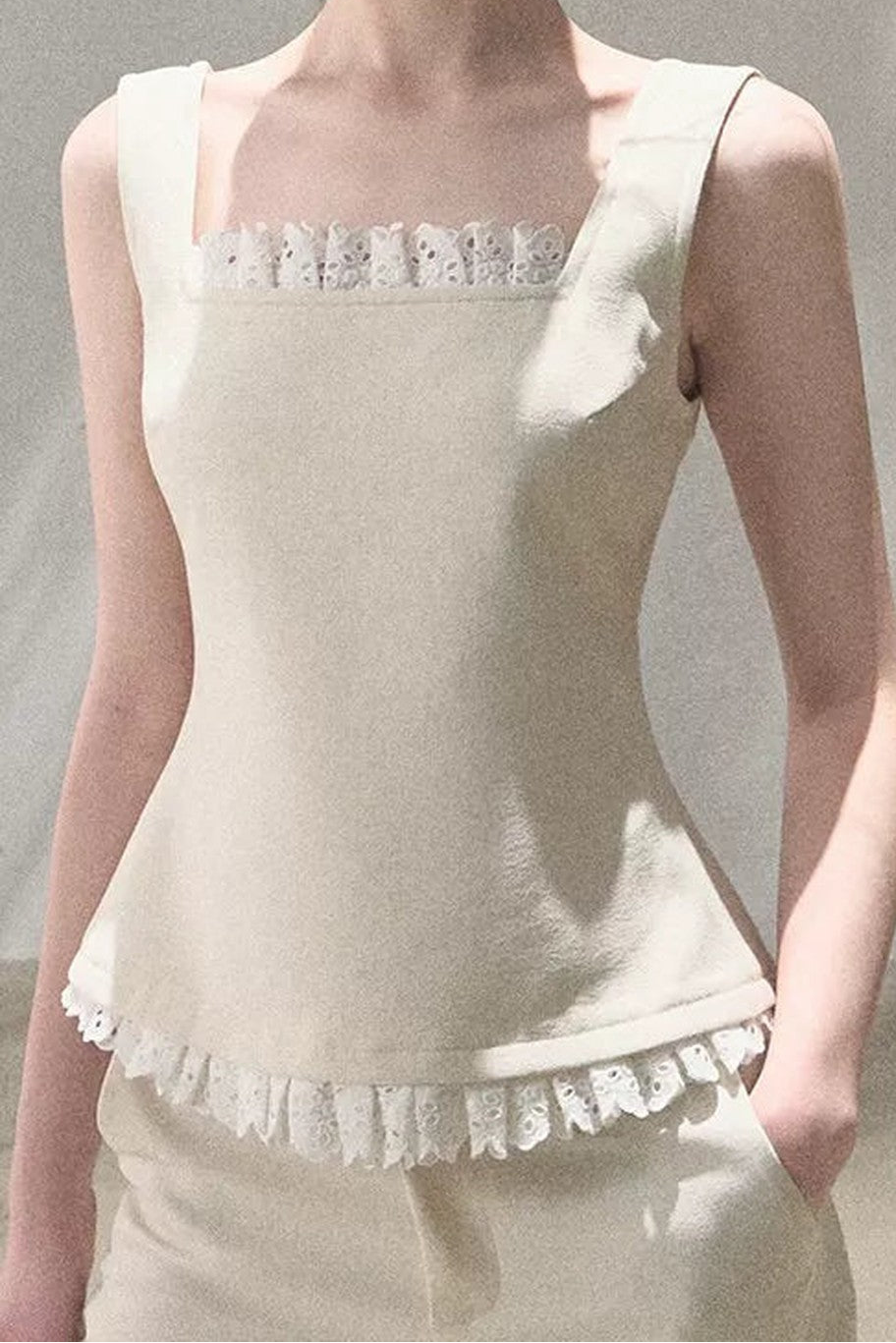 Set coordinato gilet e pantaloni in lino con inserti in pizzo