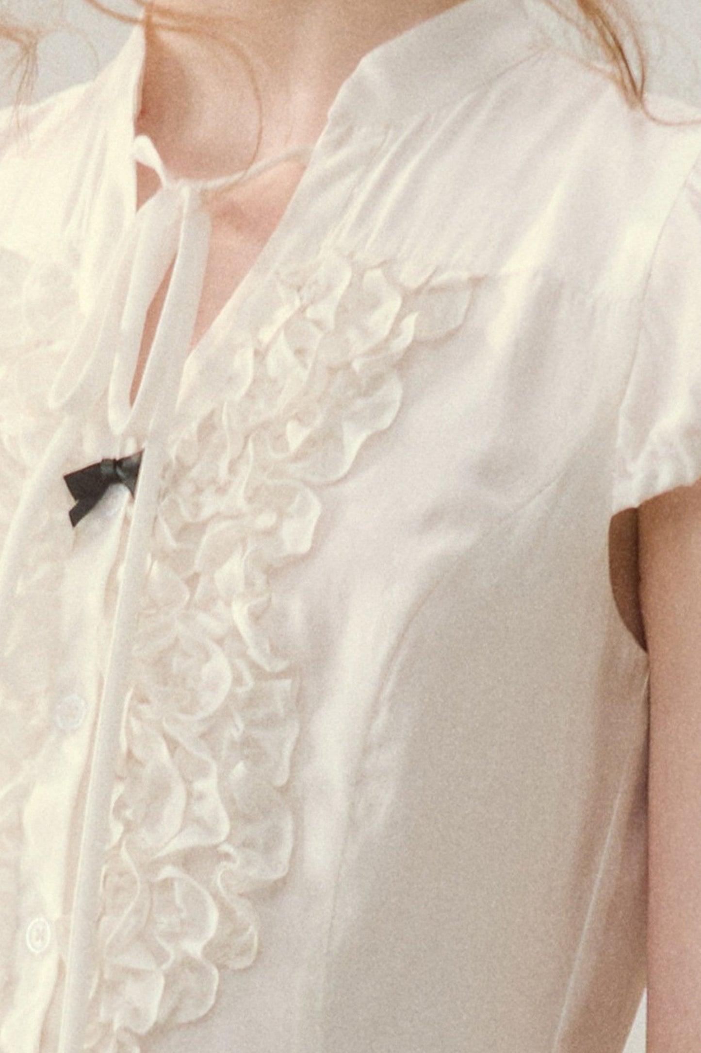 Robe à col en V à motif floral en acétate