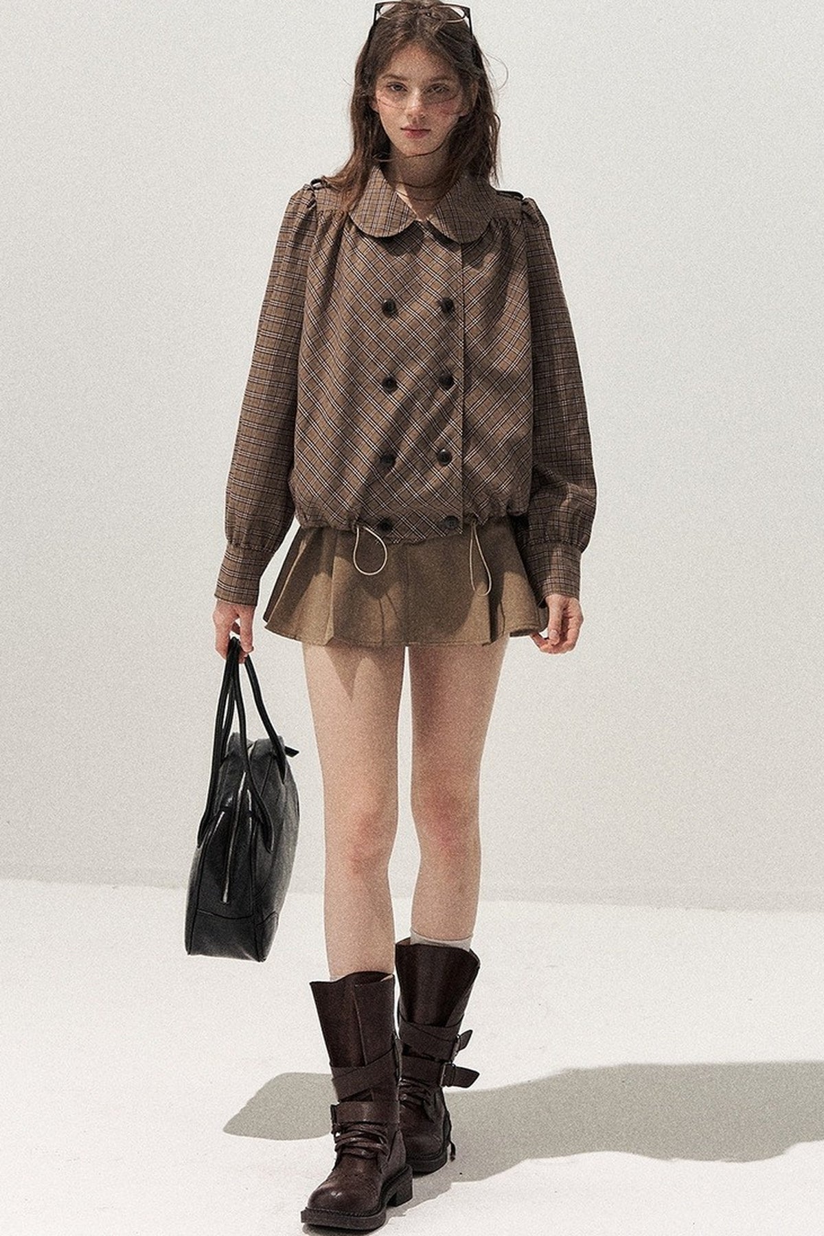 Set-up aus Polka-Dot-Trenchcoat und Rock