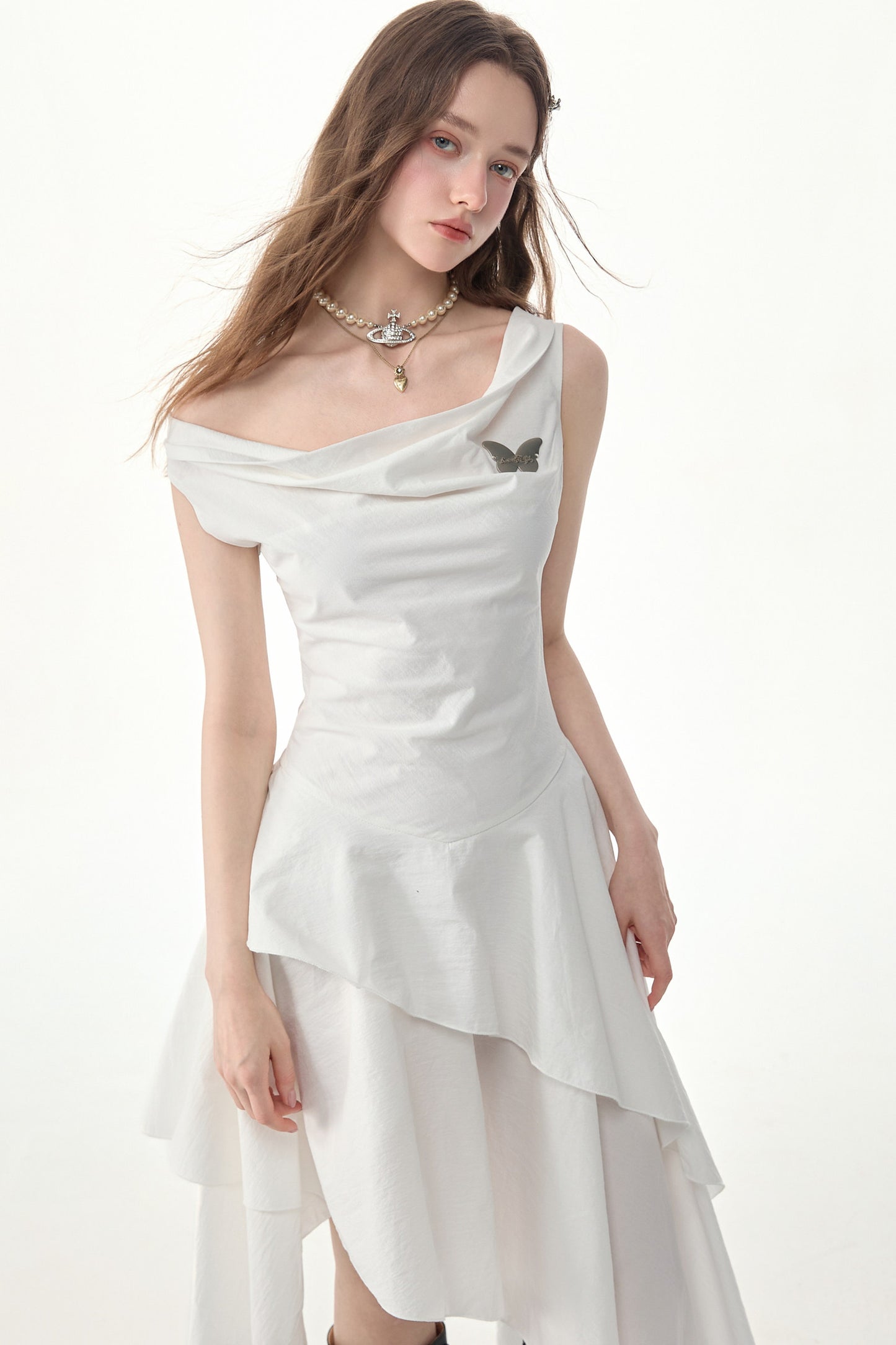 Weißes ärmelloses Kleid mit unregelmäßigem Saum