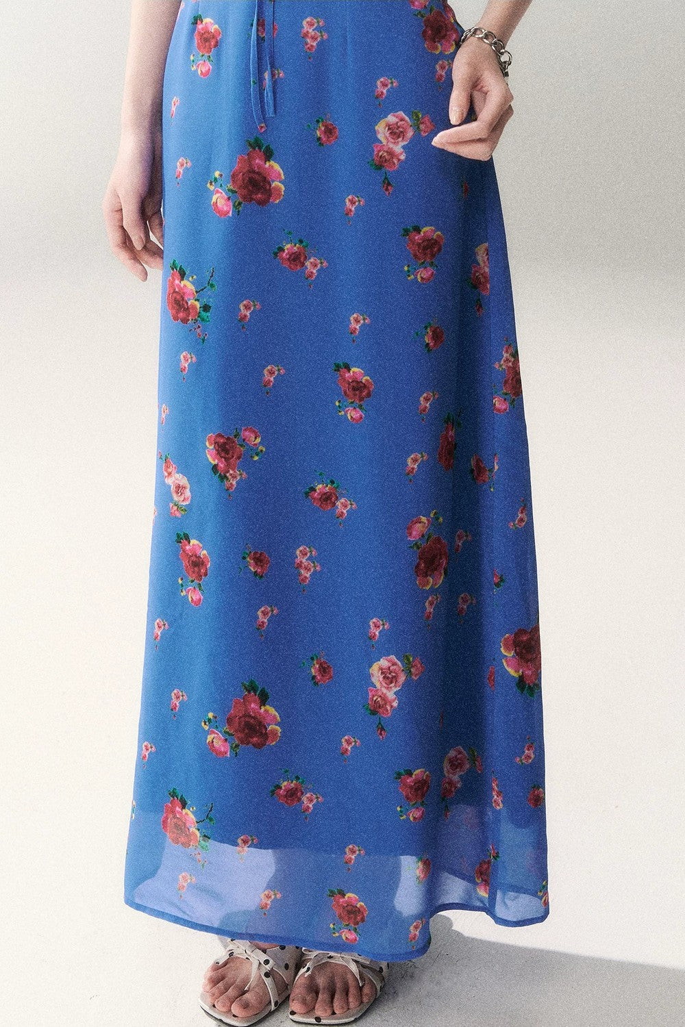 Abito estivo blu con rose
