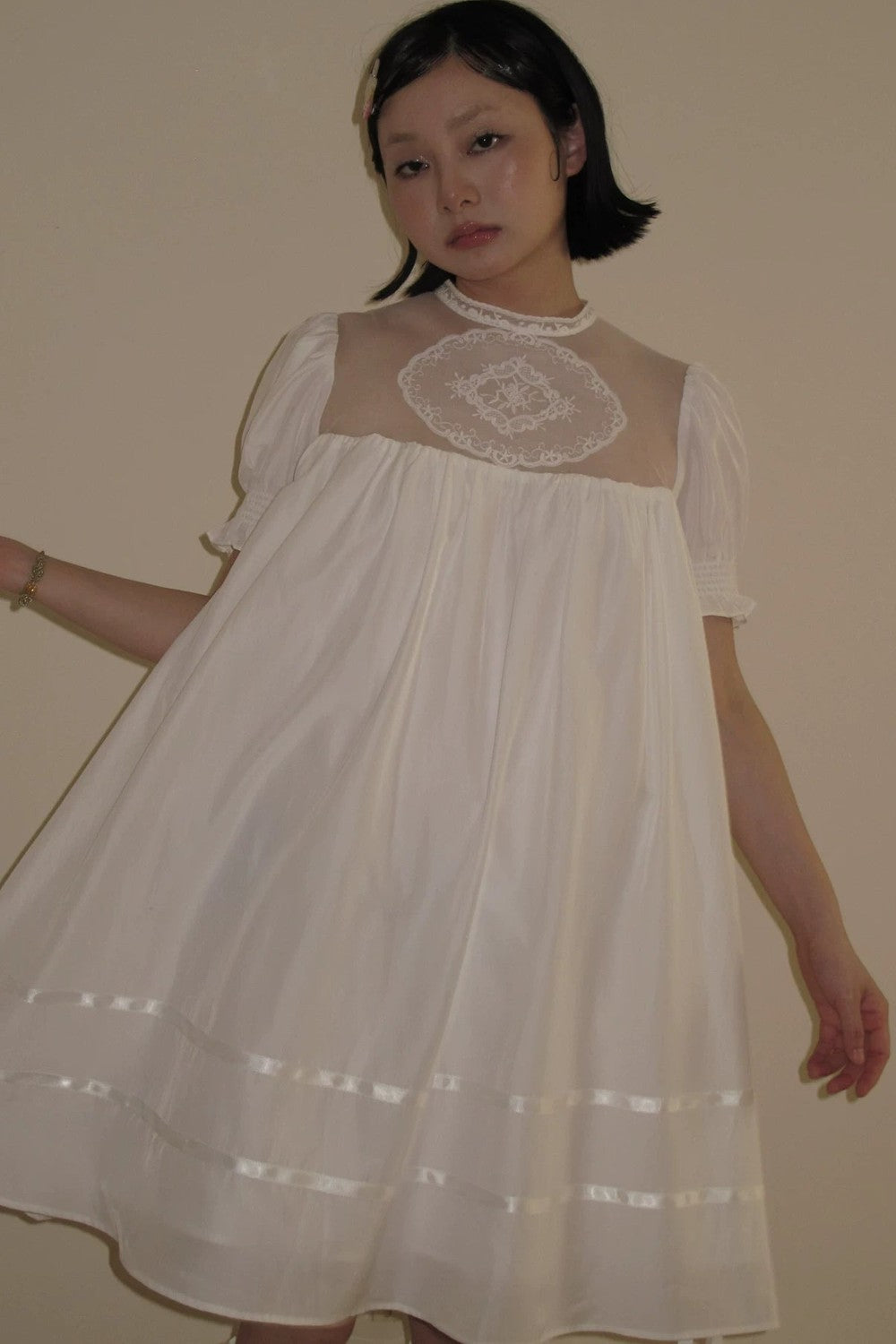 Weißes Spitzen-Netzstoffkleid im Puppenstil