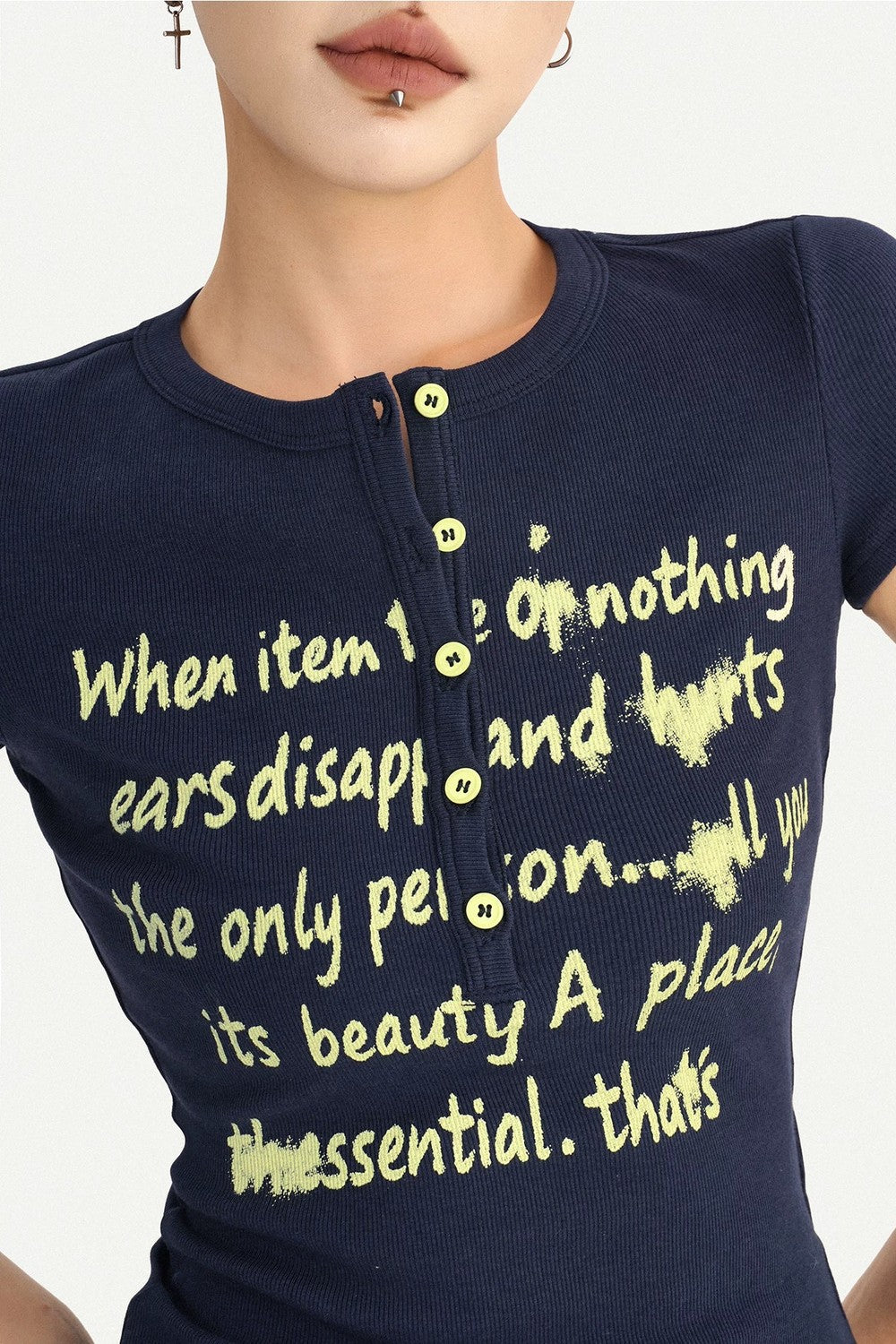 Schmales T-Shirt im koreanischen Stil mit Schriftprint
