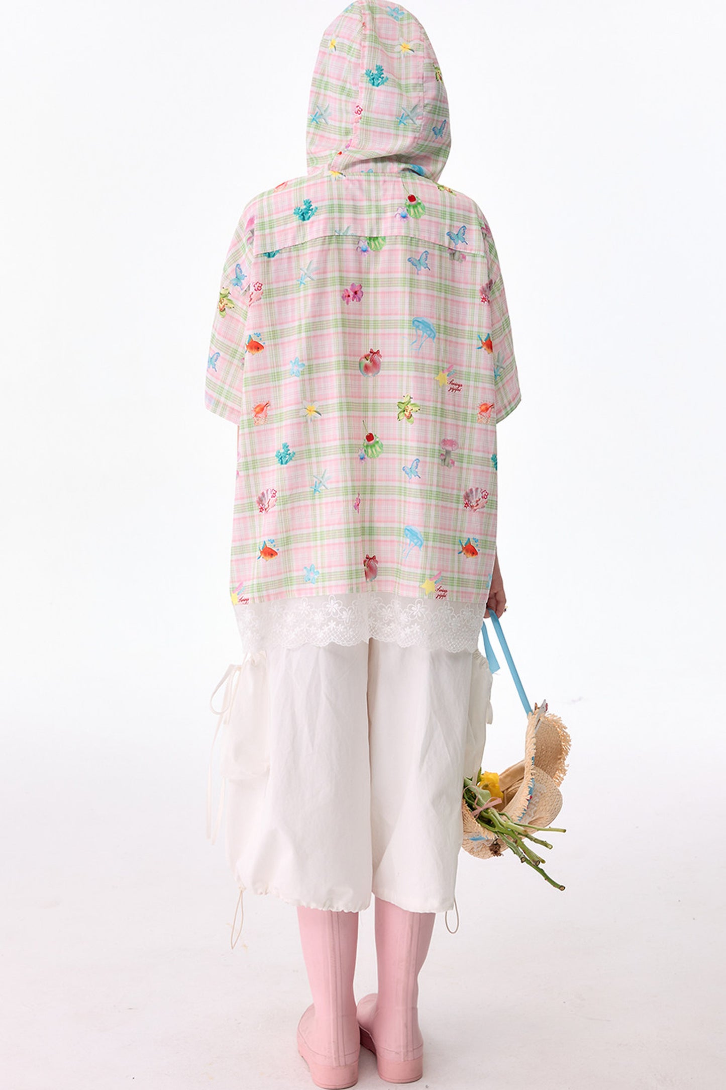 Pantaloni bianchi a vita alta con più tasche