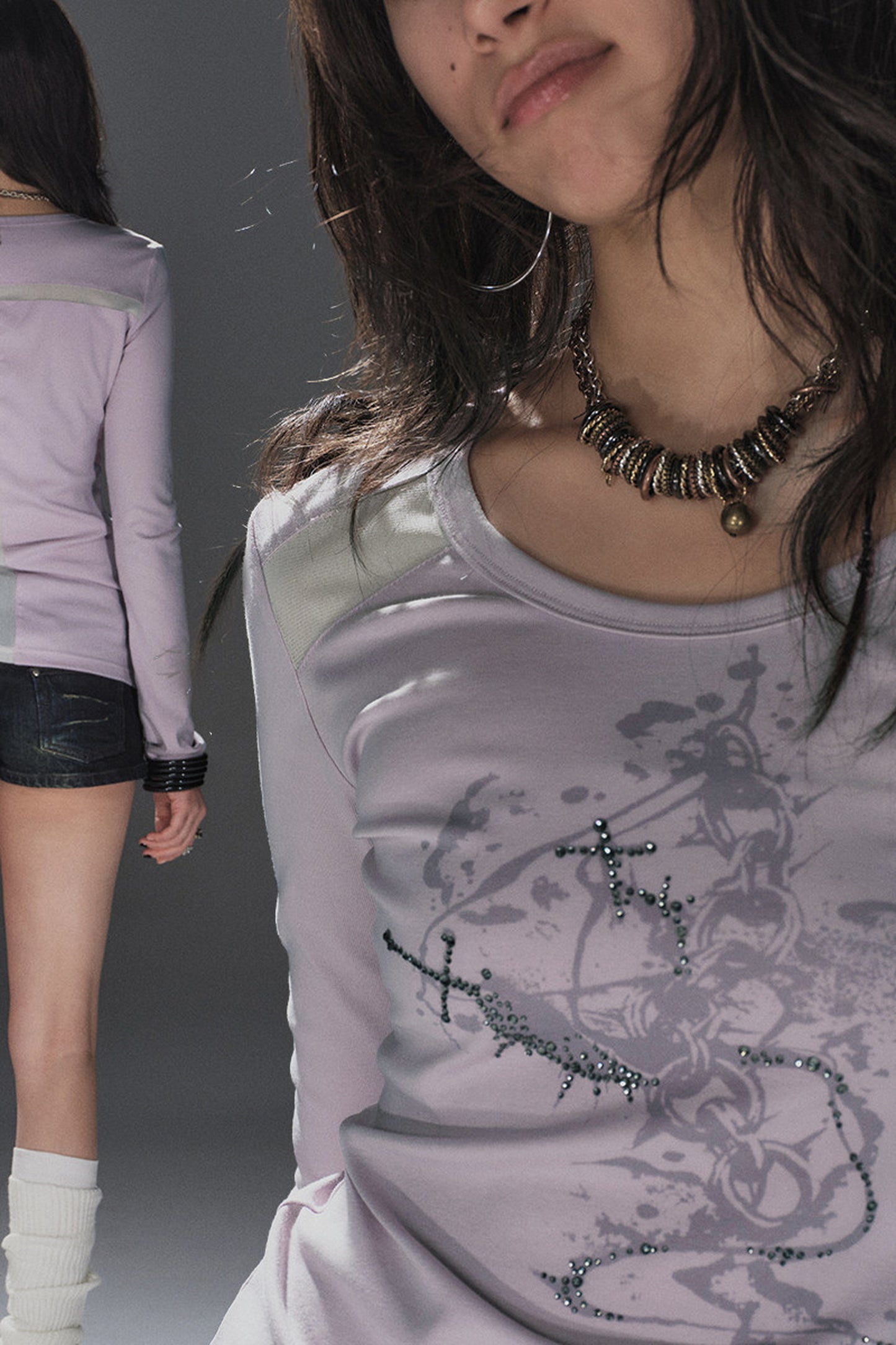Top in mesh bicolore con strass