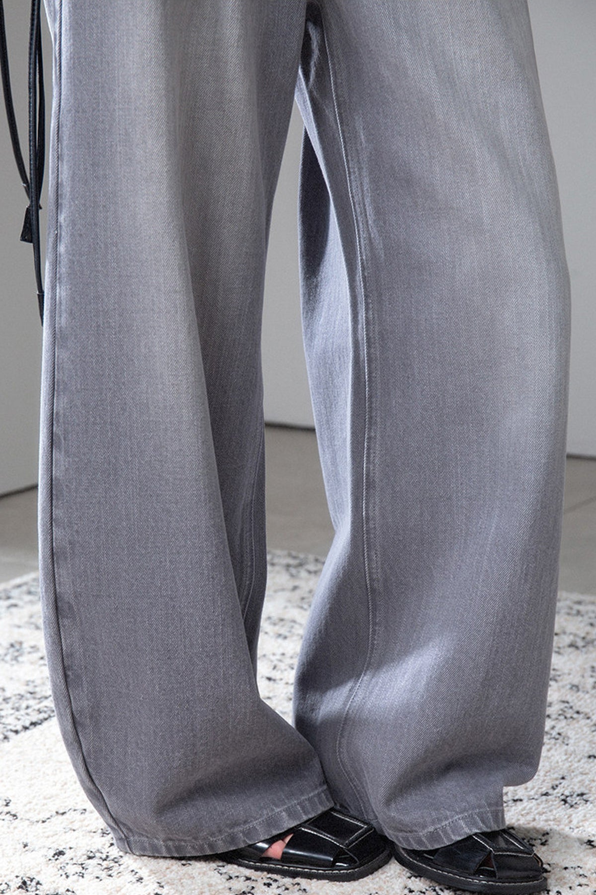 Cloud Gray Curved Knife-Cut Jeans