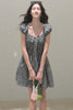 Kleines florales schwarzes kurzes Kleid
