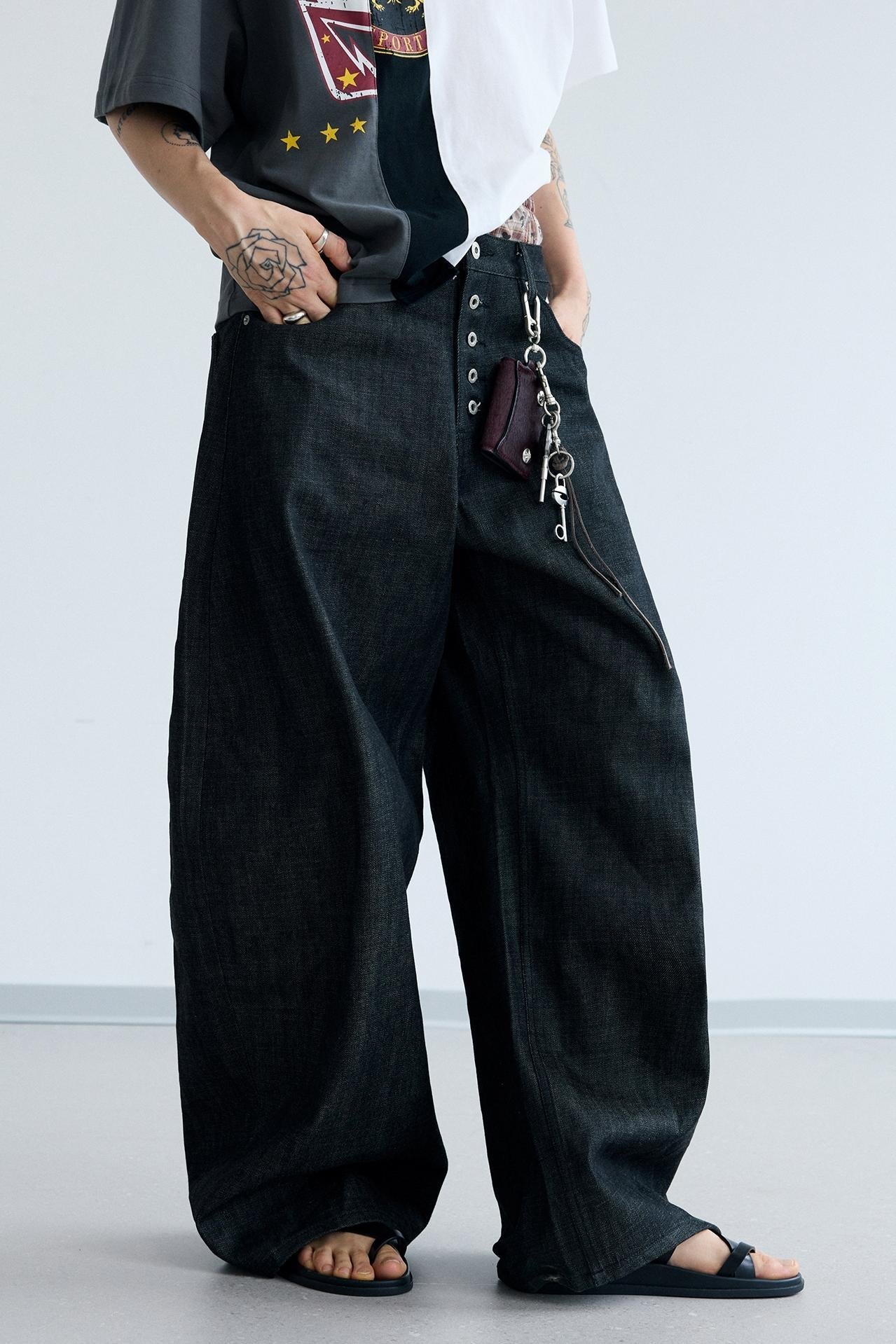 Curved Knife Wide-Leg Jeans