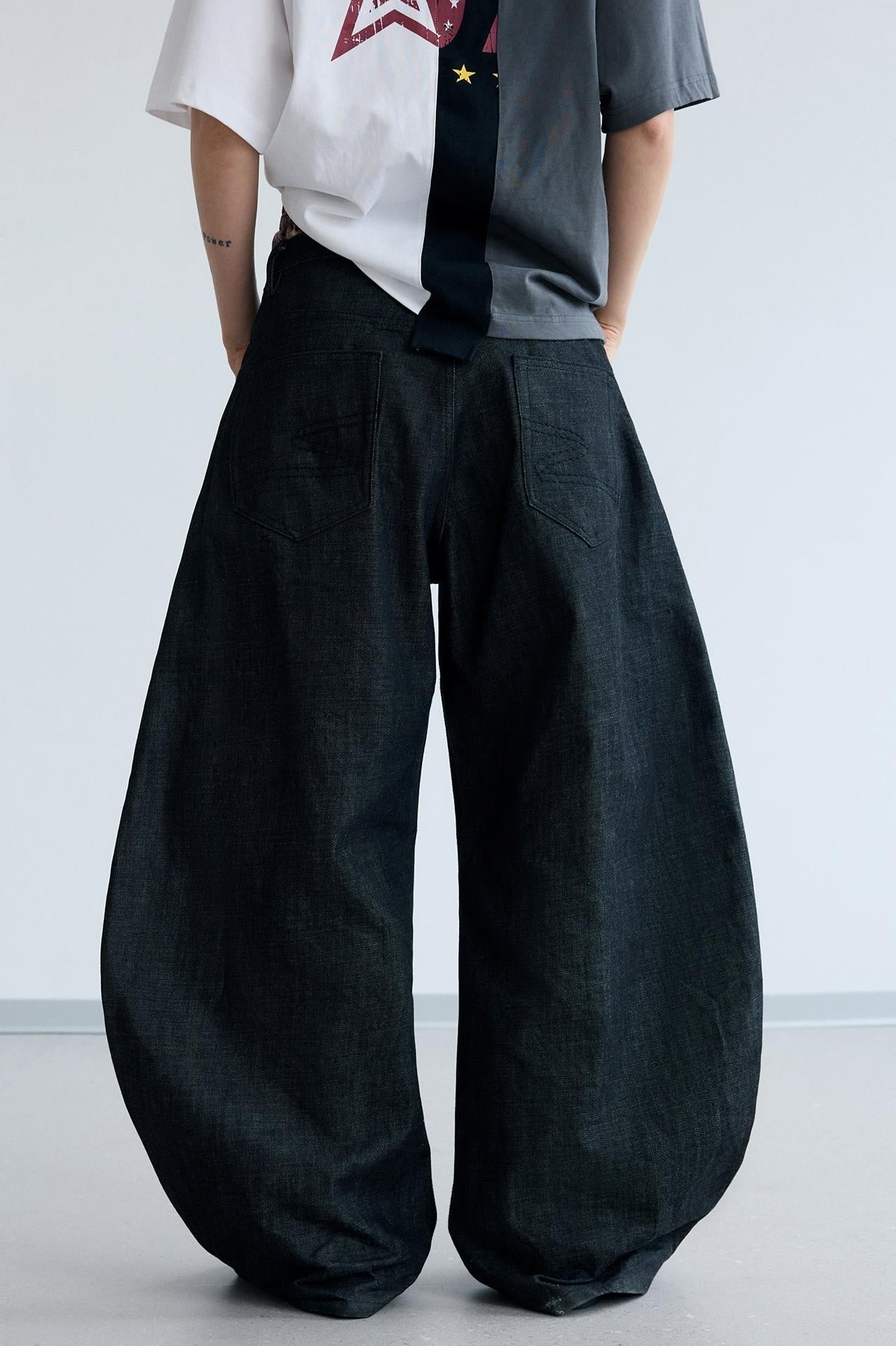 Curved Knife Wide-Leg Jeans