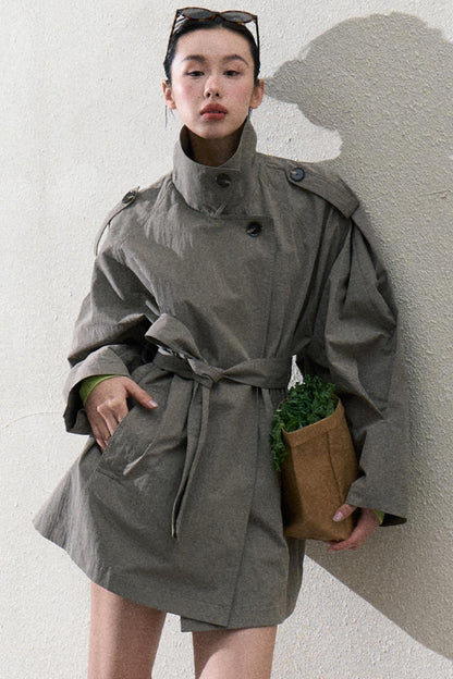 OAKMOO "Wenn die Erde sich lockert" ist ein Design im frühen Frühlingsstil mit einem schlanken, schnürbaren, taillierenden Trenchcoat 