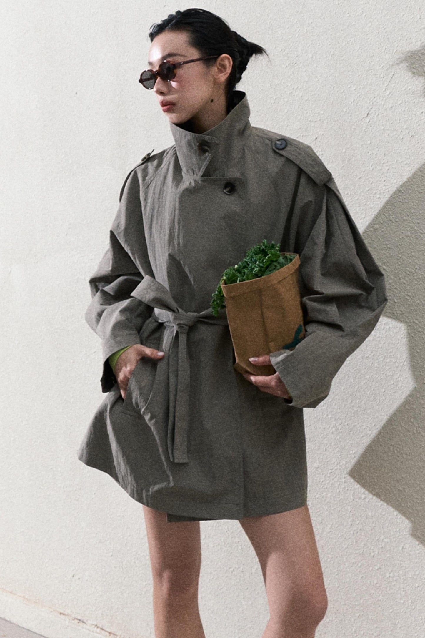 OAKMOO "Wenn die Erde sich lockert" ist ein Design im frühen Frühlingsstil mit einem schlanken, schnürbaren, taillierenden Trenchcoat 