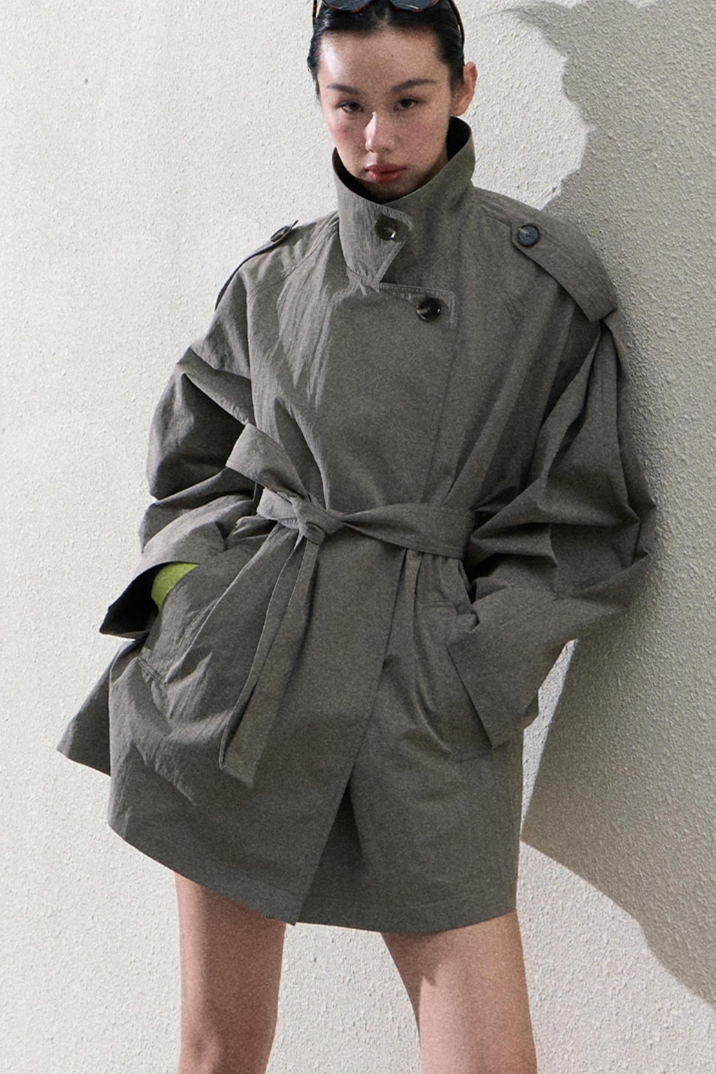 OAKMOO "Wenn die Erde sich lockert" ist ein Design im frühen Frühlingsstil mit einem schlanken, schnürbaren, taillierenden Trenchcoat 