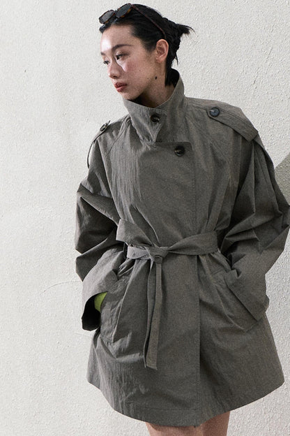 OAKMOO "Wenn die Erde sich lockert" ist ein Design im frühen Frühlingsstil mit einem schlanken, schnürbaren, taillierenden Trenchcoat 