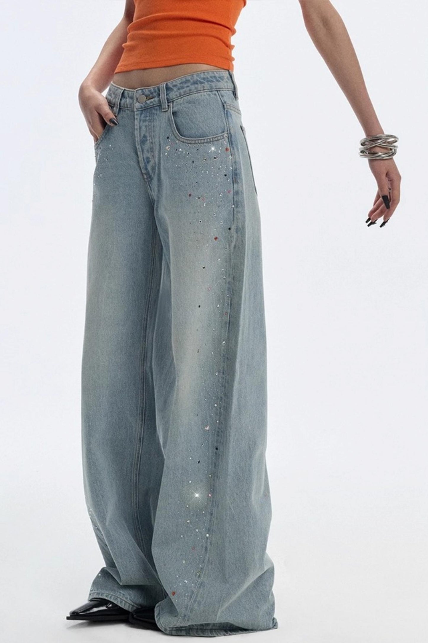 Blaue Jeans mit Edelsteinen und Diamanten