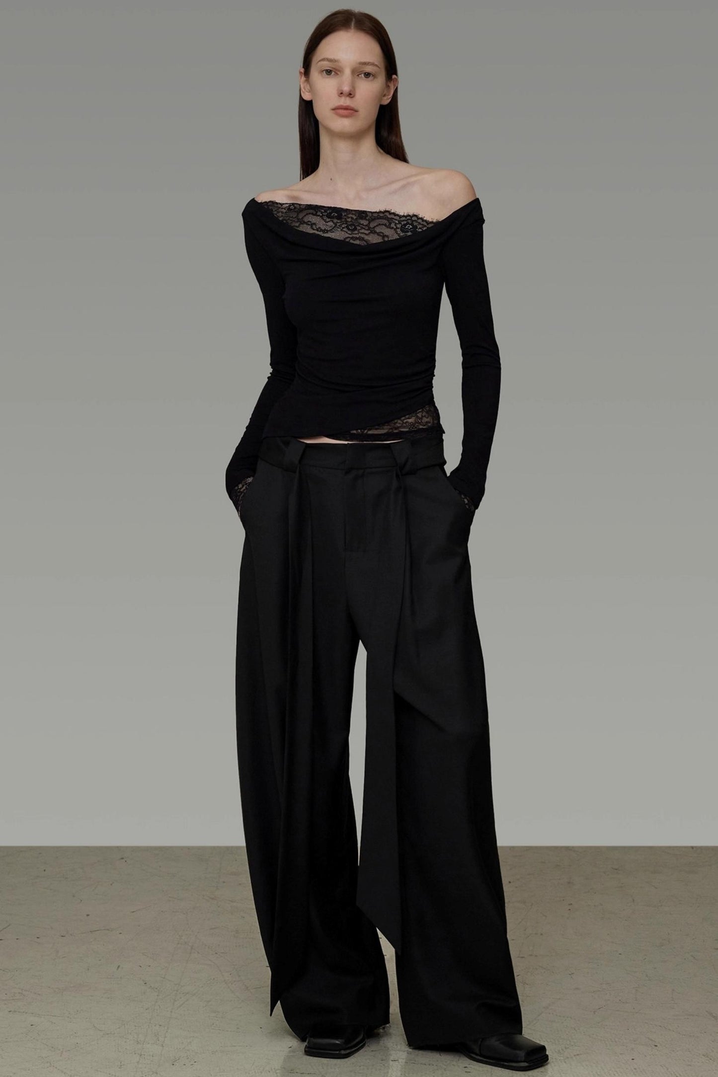 Figurbetonende, fallende Hose mit weitem Bein für den Herbst