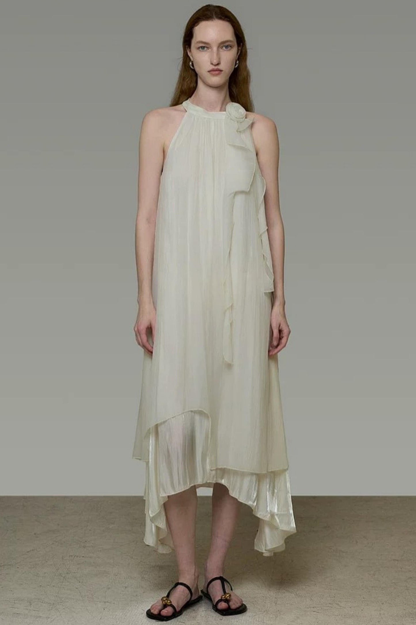 Robe féminine à volants et épaules dénudées