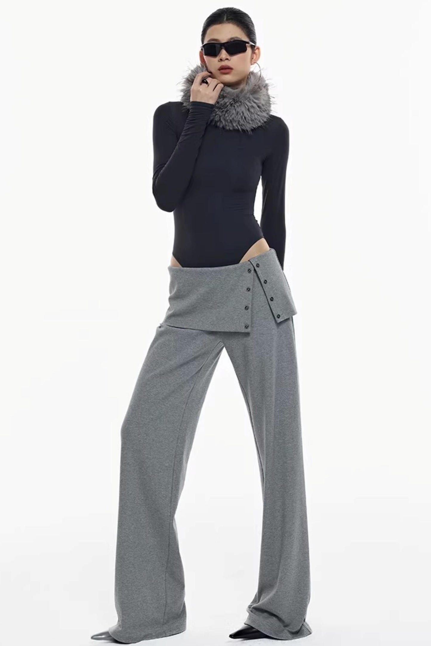 Strickhose mit Schlitz, die die Hüfte bedeckt