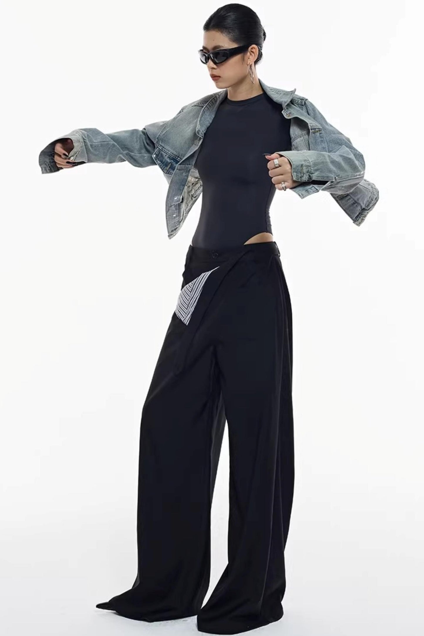 Handgefertigte Jeansjacke mit Silberverzierung