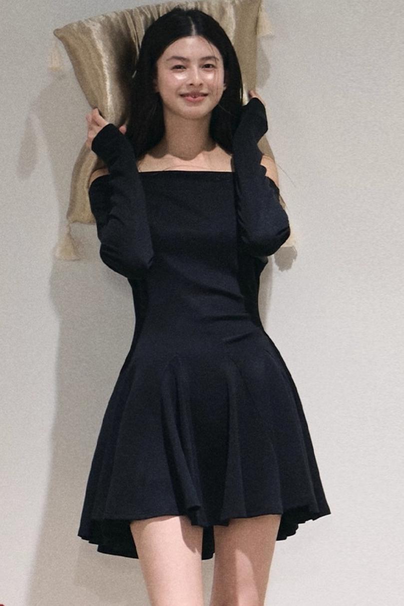 슬랜티드 숄더 자수 허리 드레스