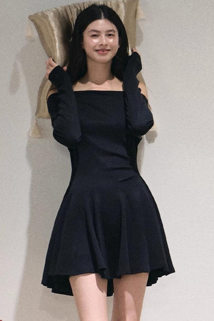 슬랜티드 숄더 자수 허리 드레스