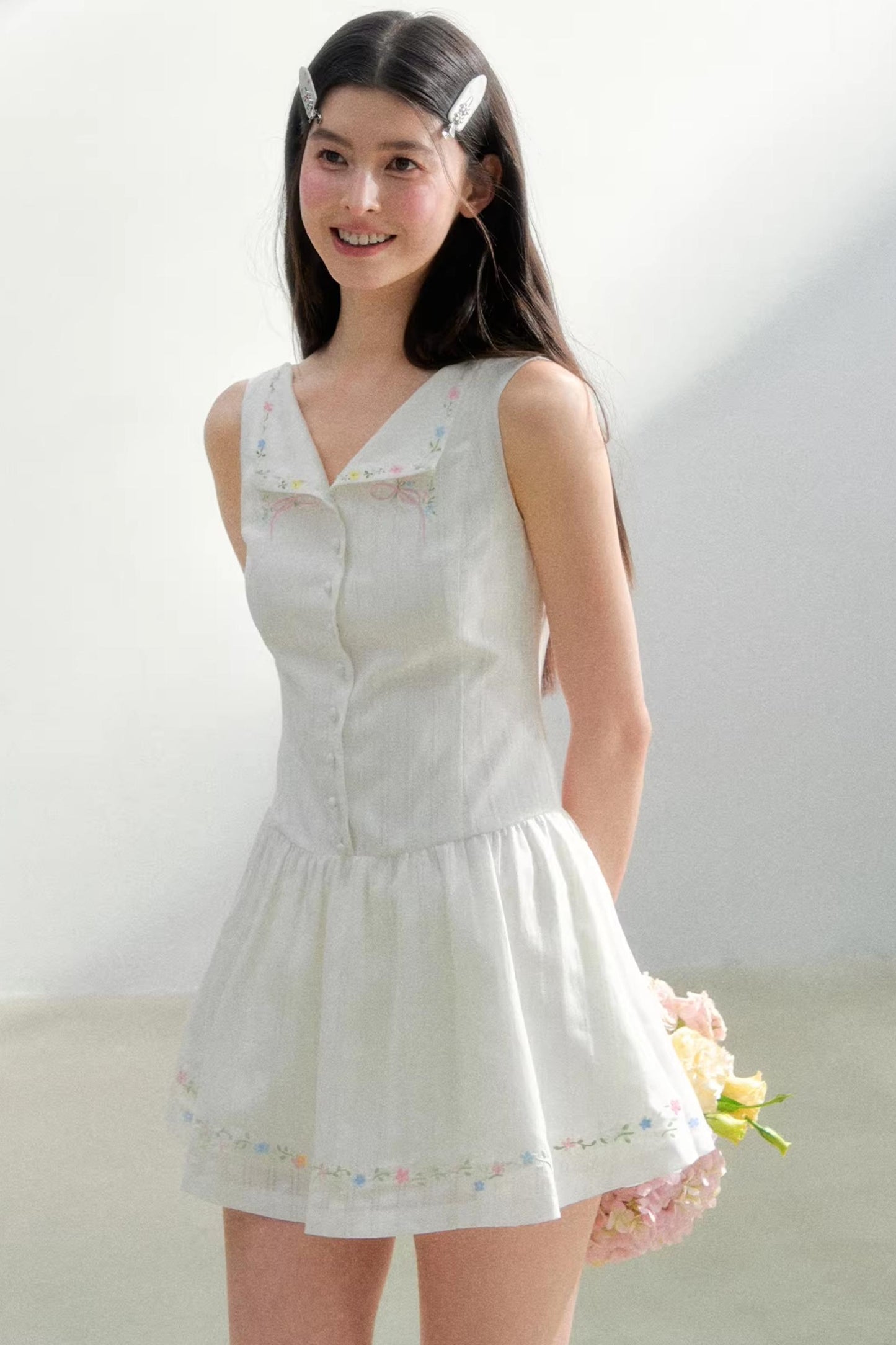Weißes, elegantes Kleid mit Taillenband