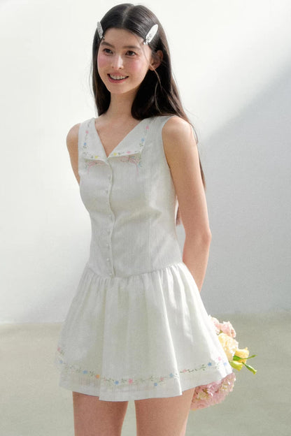Weißes, elegantes Kleid mit Taillenband