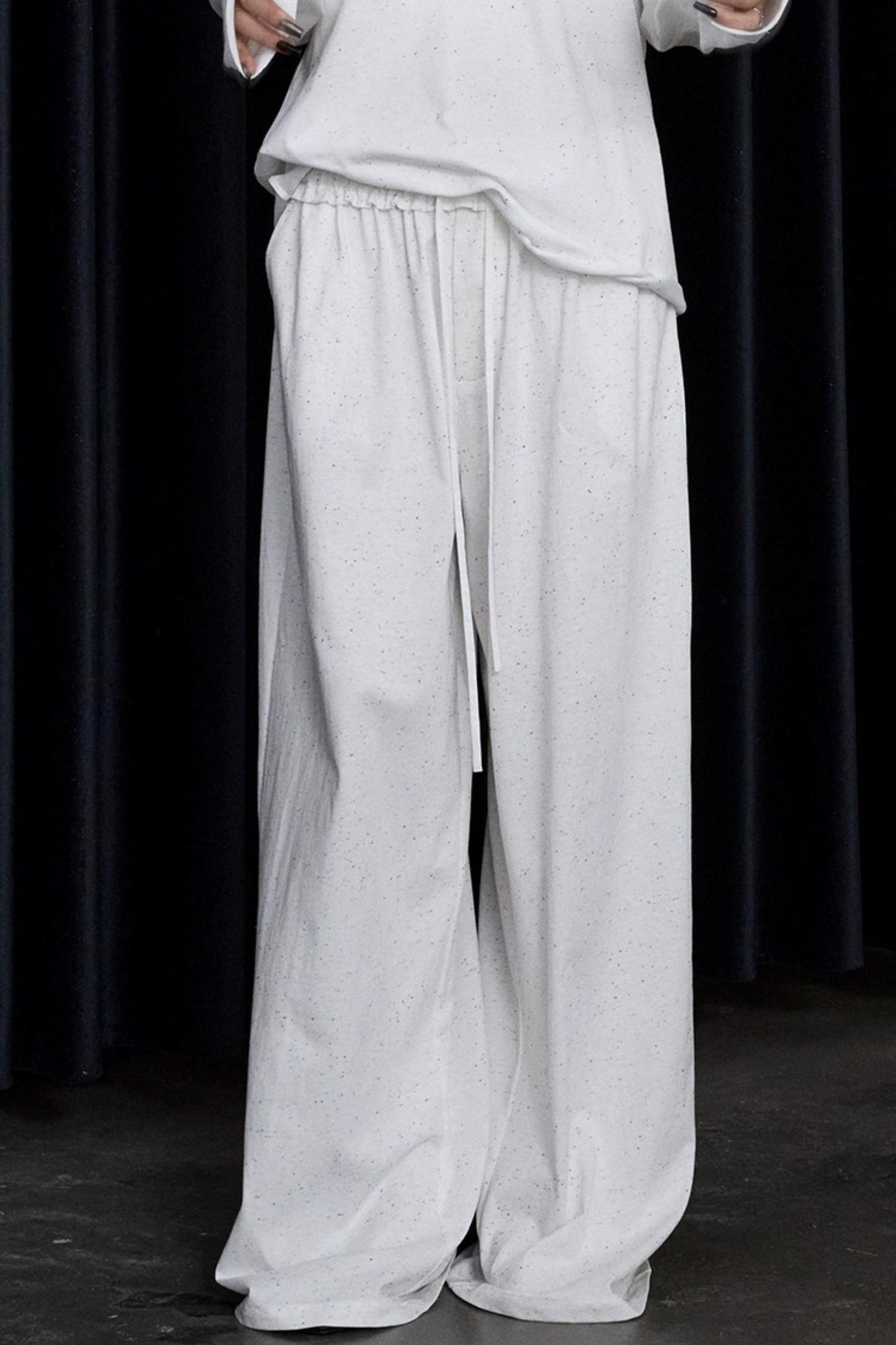 Set-Up aus Oberteil und Hose mit farbigen Punkten